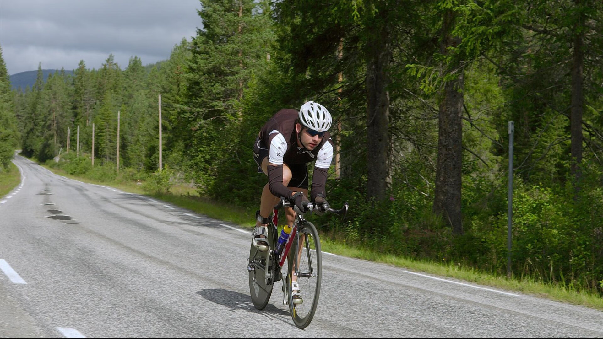 _比赛中的瞬间：令人心跳加速的精彩得分_，描写比赛激动人心的场面