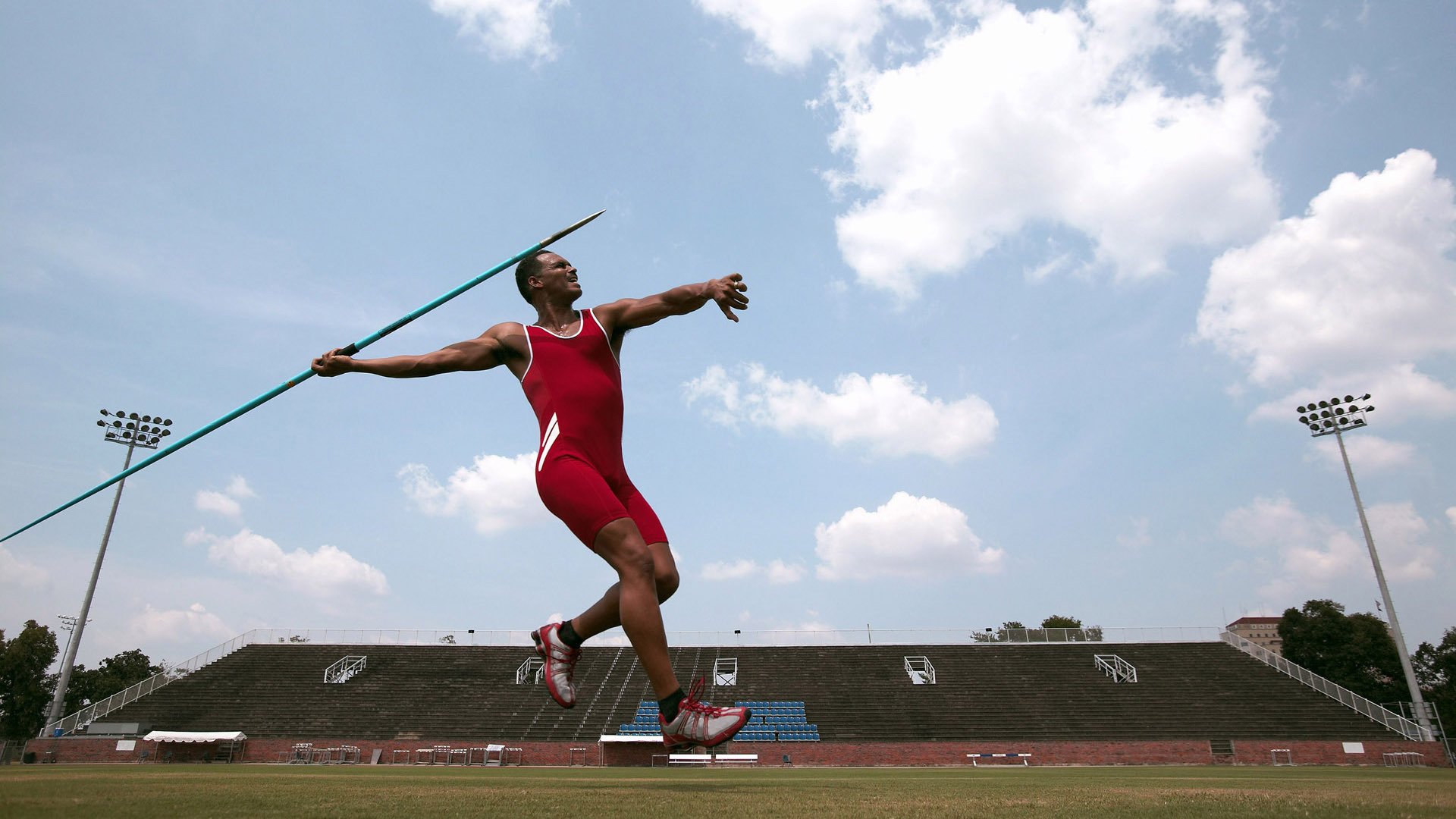 _温暖瞬间:运动员赛后帮助对手站起来_,运动员受伤后继续比赛的精神